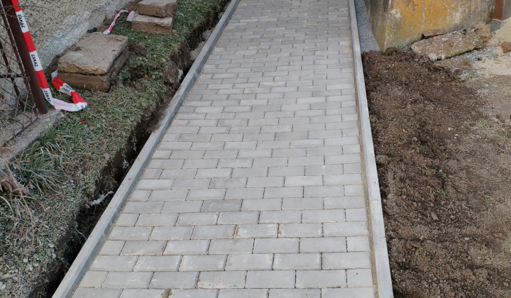 9. fotografia fotogalérie Rekonštrukcia chodníka pri obecnom úrade Stará Bašta