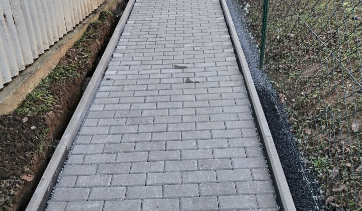 11. fotografia fotogalérie Rekonštrukcia chodníka pri obecnom úrade Stará Bašta