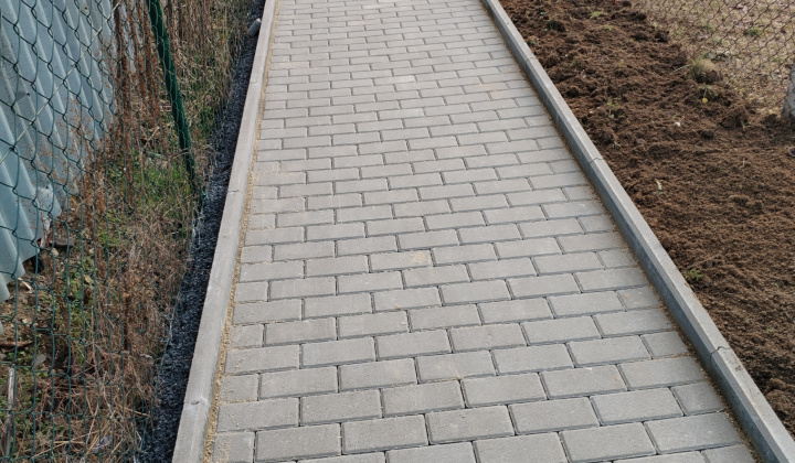12. fotografia fotogalérie Rekonštrukcia chodníka pri obecnom úrade Stará Bašta