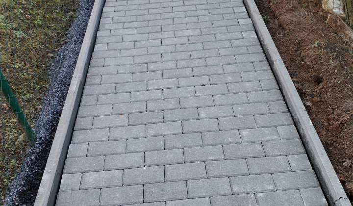 13. fotografia fotogalérie Rekonštrukcia chodníka pri obecnom úrade Stará Bašta