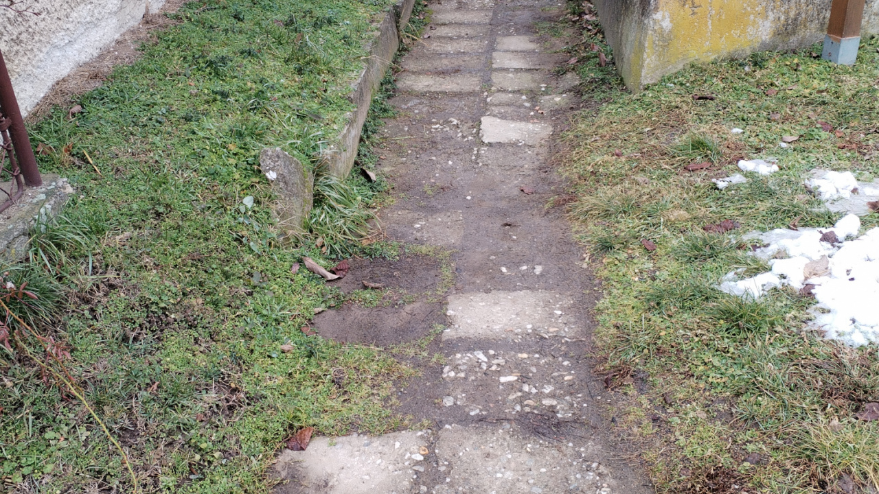 Fotografia fotogalérie Rekonštrukcia chodníka pri obecnom úrade Stará Bašta